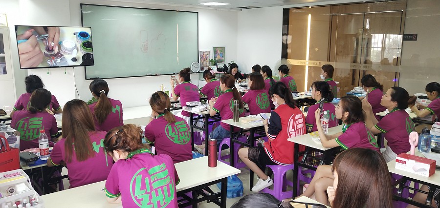 學美甲好嗎？工資高不高？