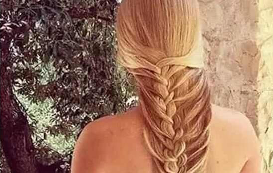 南寧化妝學(xué)校分享：“美人魚(yú)辮”的編法教程