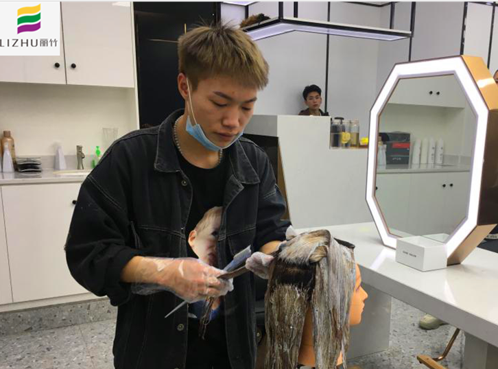 以前怕別人嘲笑自己，但現(xiàn)在不會(huì)了