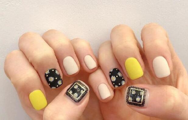 南寧美甲學(xué)校：五顏六色躍于“指”上的元氣美甲