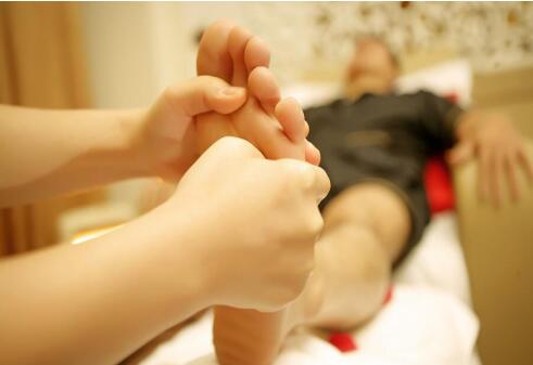 怎么進行足底按摩？南寧美容學(xué)校送教程