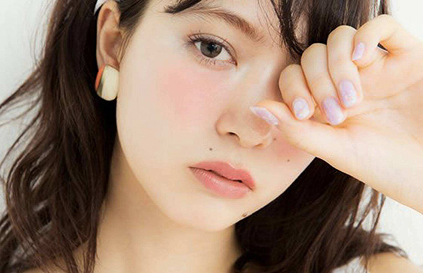 “剛睡醒妝”化妝教程，無辜又性感