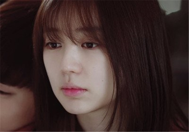 南寧化妝學(xué)校：花瓣咬唇妝，秒變水潤透白