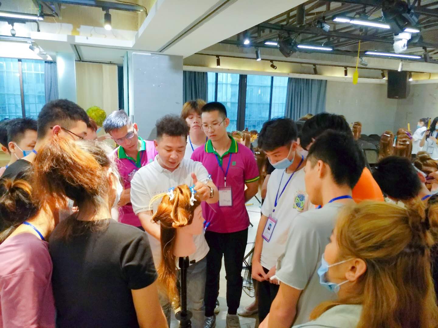 南寧美發(fā)學(xué)校：時(shí)尚電棒造型班開班，人氣爆棚