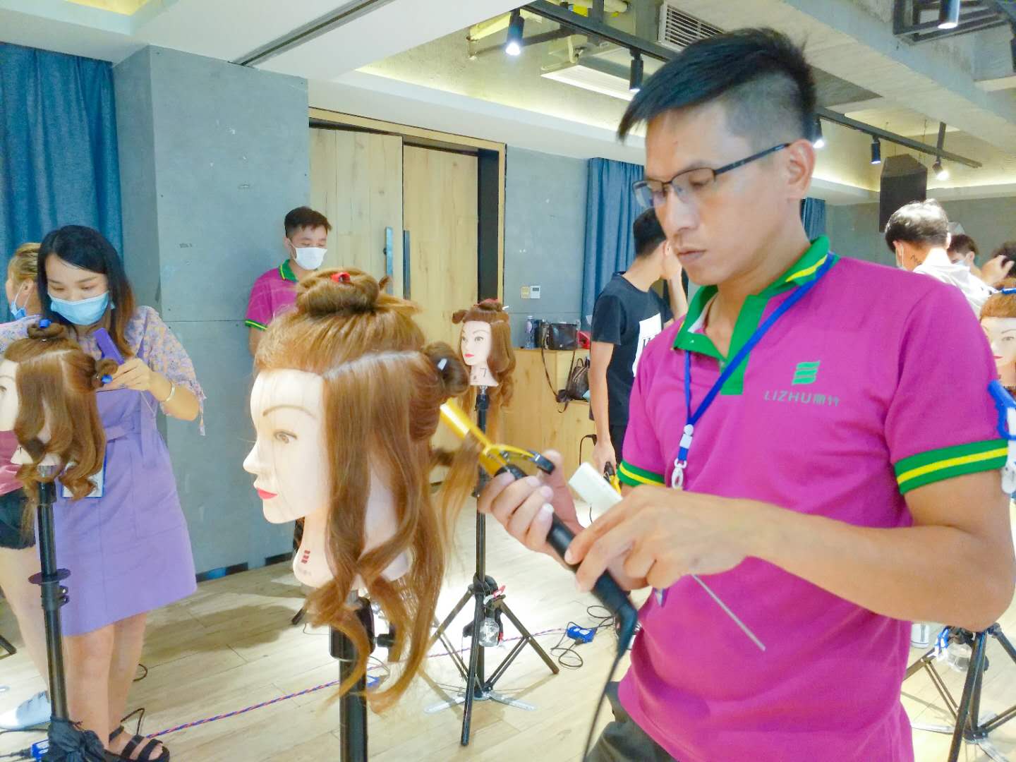 南寧美發(fā)學(xué)校：電棒造型？小菜一碟