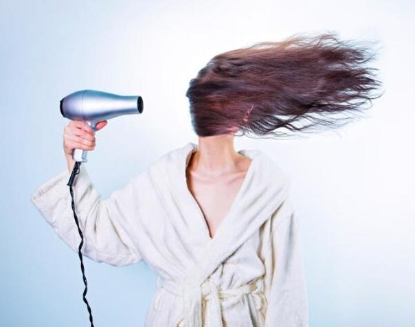 南寧美發(fā)學(xué)校：女長發(fā)快速吹干的美發(fā)技巧