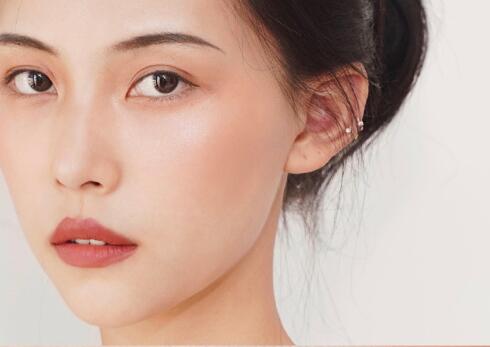 南寧化妝學(xué)校：“純欲妝”的化妝要點