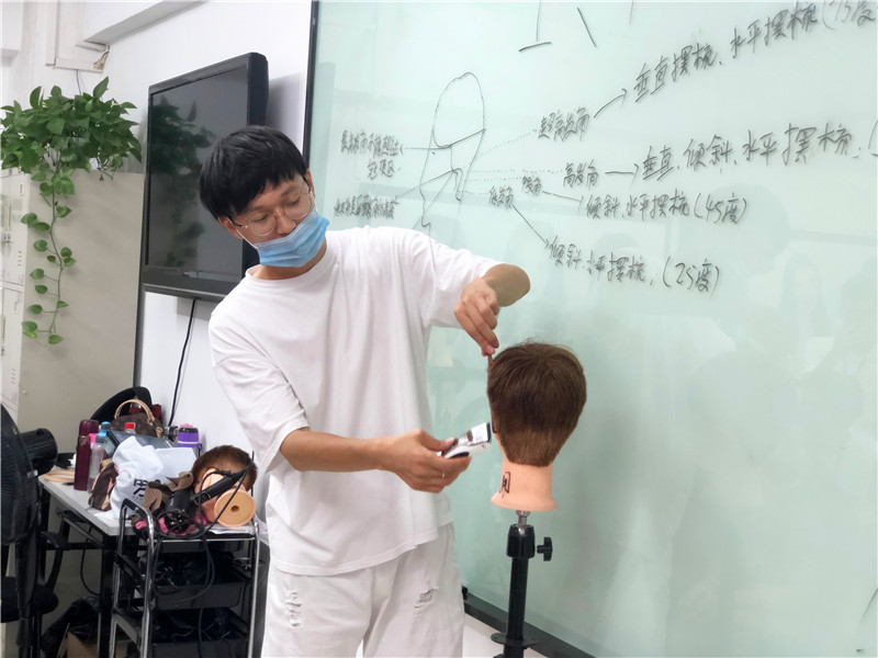 南寧美發(fā)課堂：360度男發(fā)手法演練，輕松攻破剪發(fā)難題