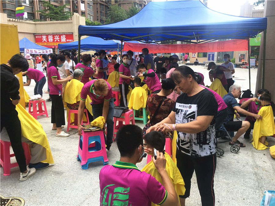 中共麗竹支部志愿者理發(fā)隊來啦