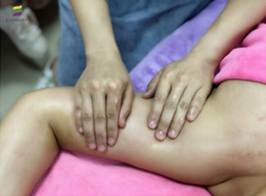 淋巴排毒的手法演練，南寧美容培訓(xùn)學(xué)校課堂實(shí)況