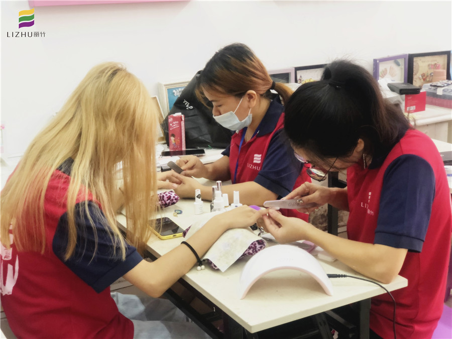 南美甲課堂：元?dú)鉂M滿的美甲課堂