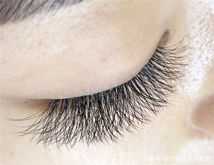 南寧紋繡學(xué)校：實(shí)用美睫技巧，讓你放大雙眼