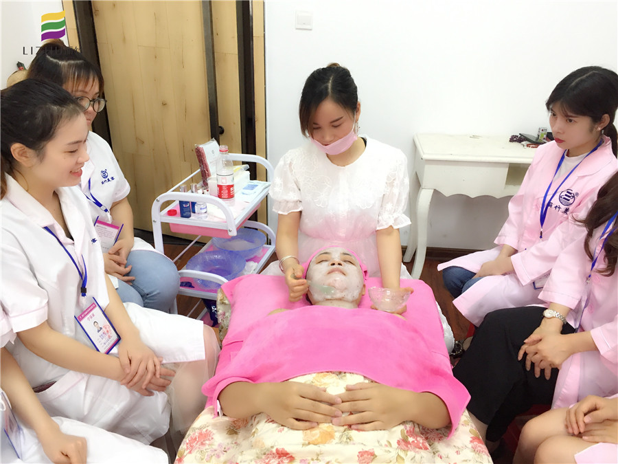 南寧美容學(xué)堂：敷膜，女人變美必修課程