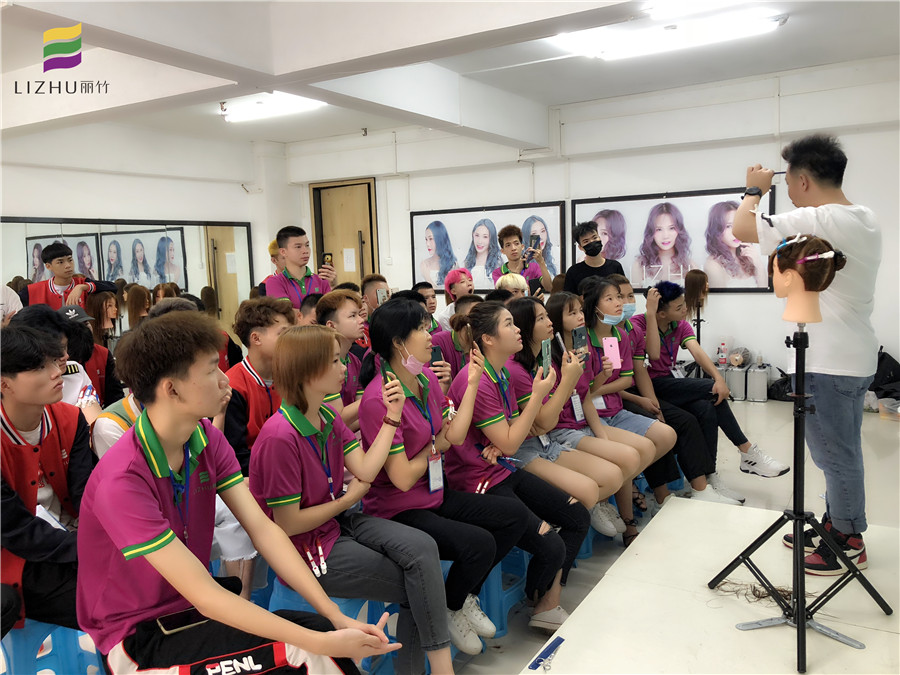 南寧美發(fā)課堂：今天學(xué)習剪劉海