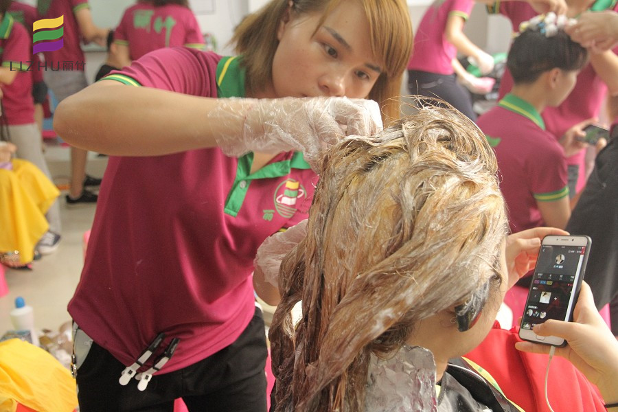 美發(fā)課堂：美發(fā)師的標(biāo)配技能之一