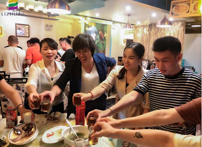 麗竹學校全體教職工，相親相愛一家人