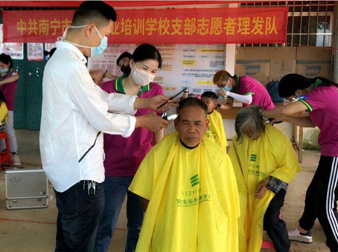 你笑起來真好看，像春天的花一樣