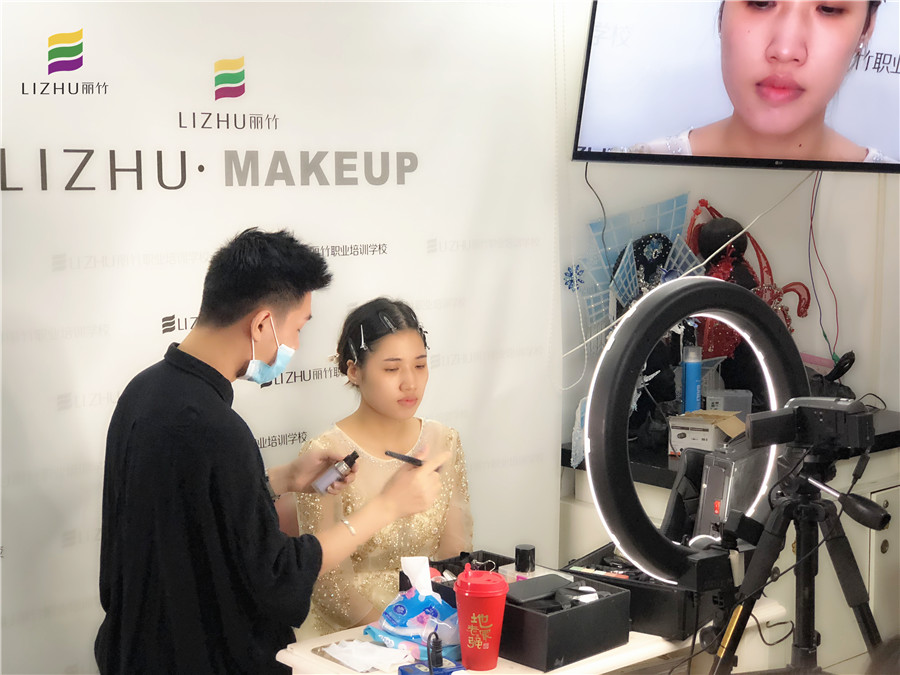 廣西彩妝學校：快看！畫真人了！