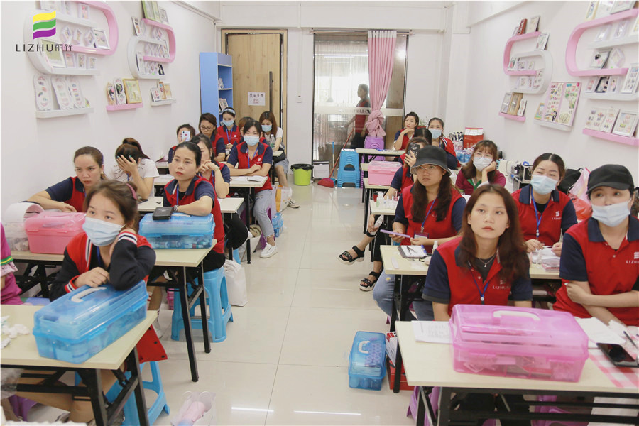 廣西美甲學校：美甲美睫一起學吧