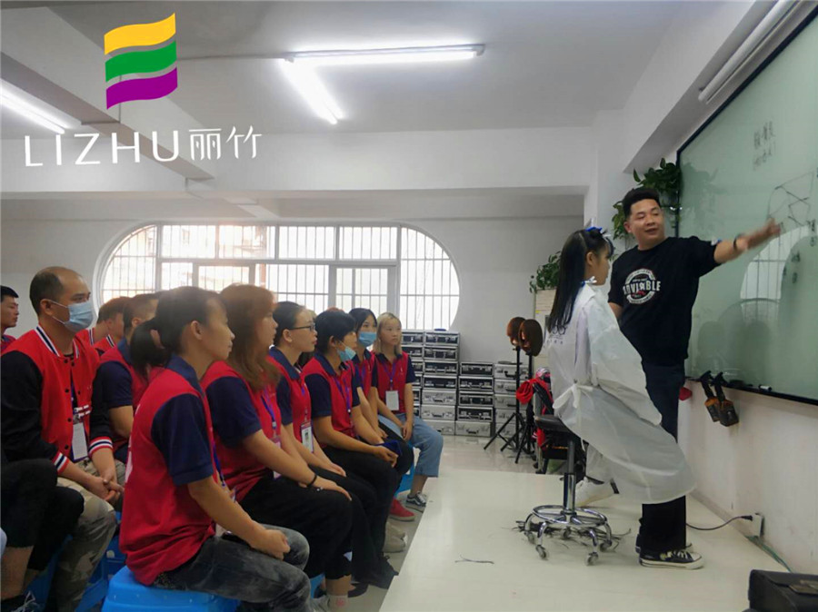 南寧美發(fā)學(xué)校：真人女士剪發(fā)手法