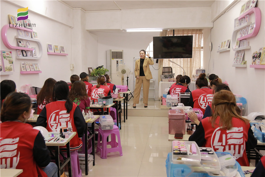 吶！麗竹學(xué)校美甲班的就業(yè)宣講來(lái)啦