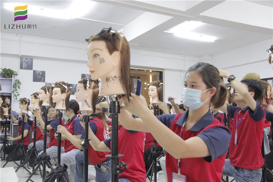 南寧美發(fā)學(xué)校：美發(fā)工具使用技巧