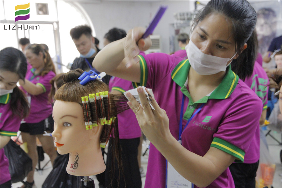 南寧美發(fā)學(xué)校：上發(fā)杠，你會了嗎