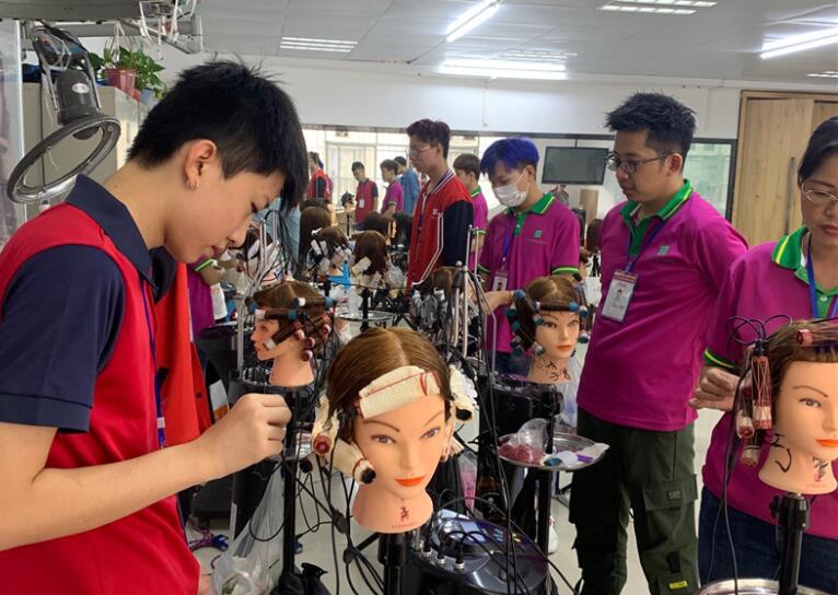 美發(fā)學(xué)?；ㄐ酰航K于可以上手熱燙