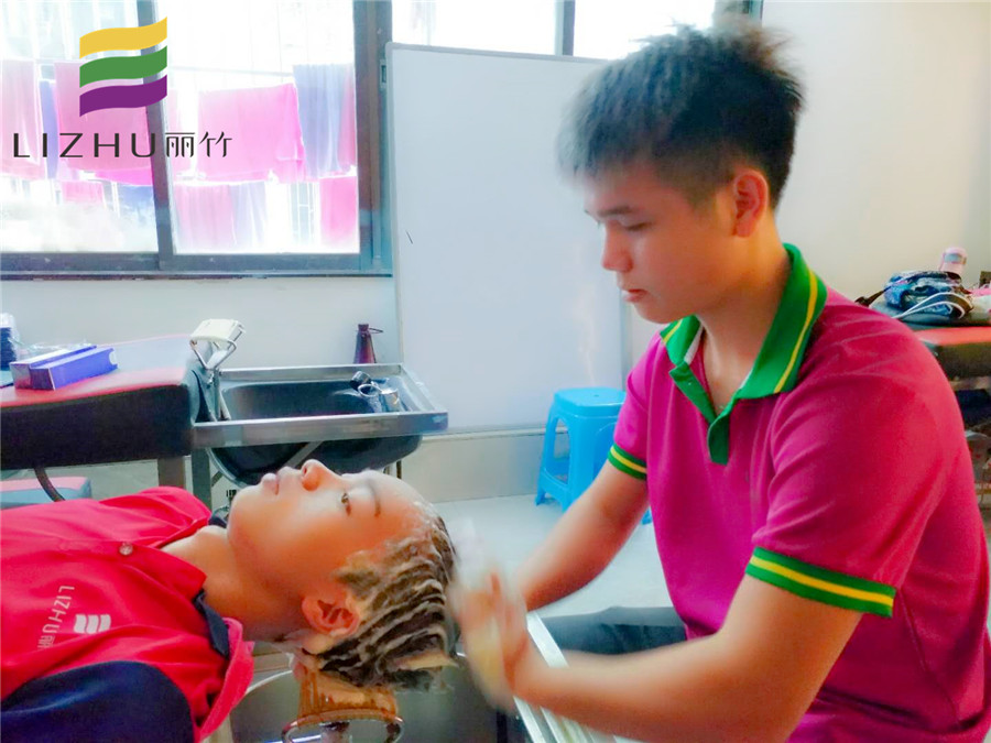 美發(fā)學(xué)員心得：老師，我們沒有忘