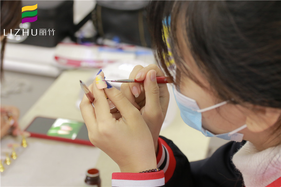 給你新年禮物，我們的專業(yè)美甲