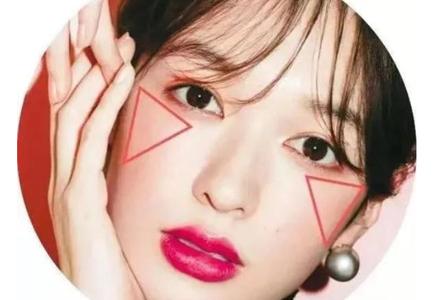 南寧化妝學(xué)校：化腮紅顯臉小的技巧