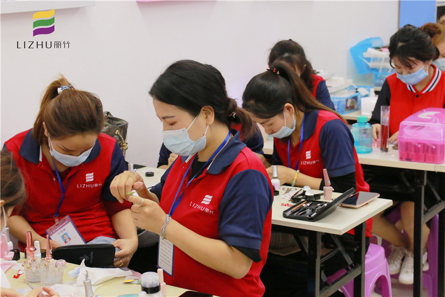 南寧美甲培訓(xùn)：美甲課堂熱鬧起來啦