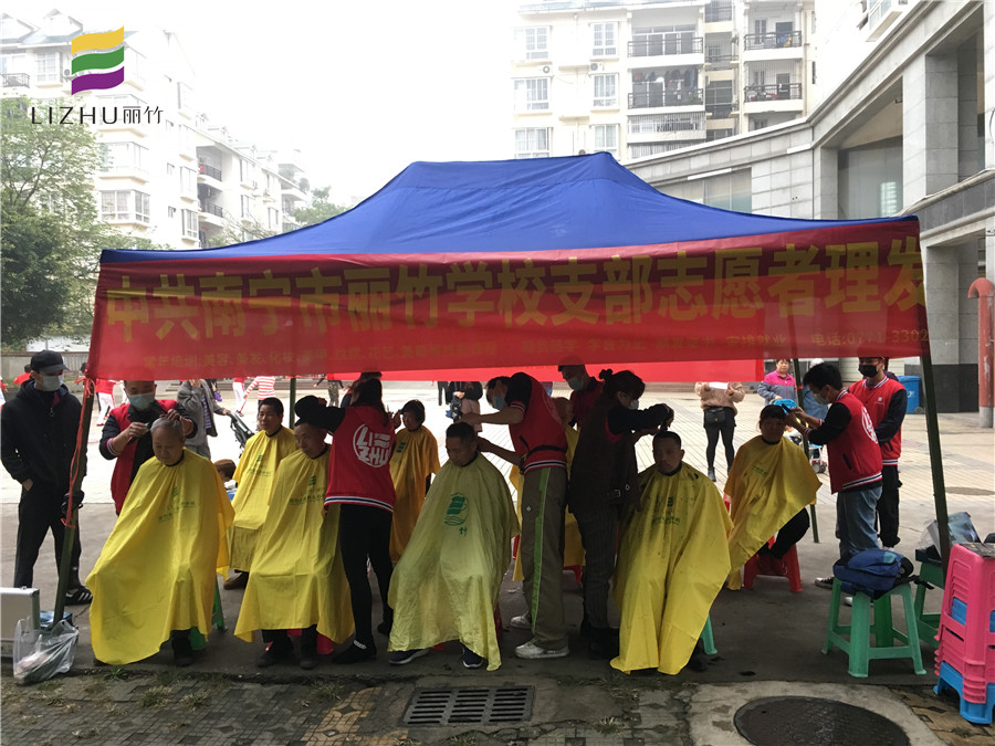 南寧美發(fā)學(xué)?！睂W(xué)雷鋒”活動(dòng)為社區(qū)免費(fèi)理發(fā)