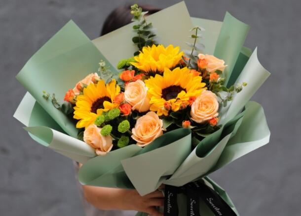 南寧花藝培訓(xùn)學校：春季花束插花教程