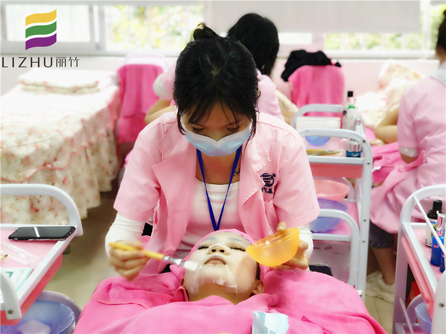 關(guān)注春季補(bǔ)水戰(zhàn)，看看南寧美容哪家教學(xué)好