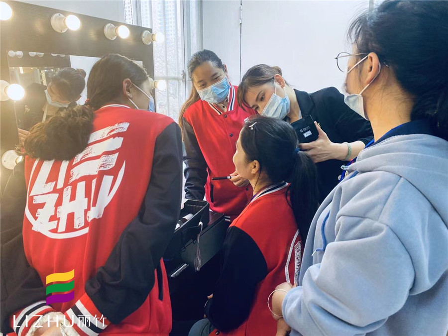 手把手教學(xué)，展現(xiàn)南寧化妝學(xué)校的魅力