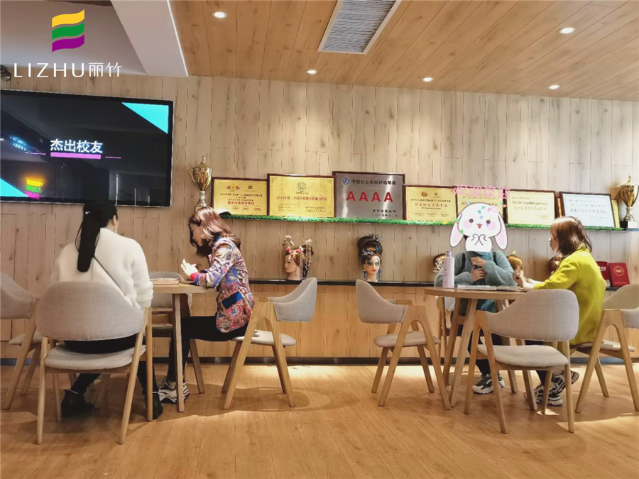  與其當閑魚，不如學技能！南寧美容美發(fā)培訓學校歡迎你