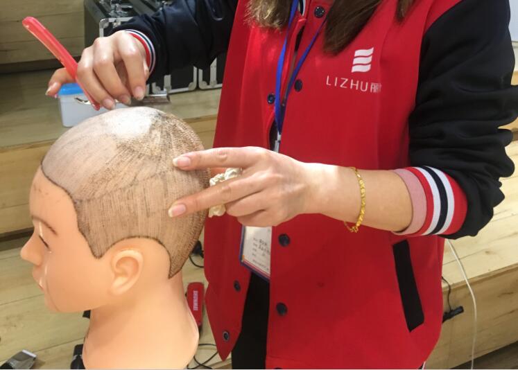 廣西美發(fā)學校十大品牌：剃頭刀使用方法