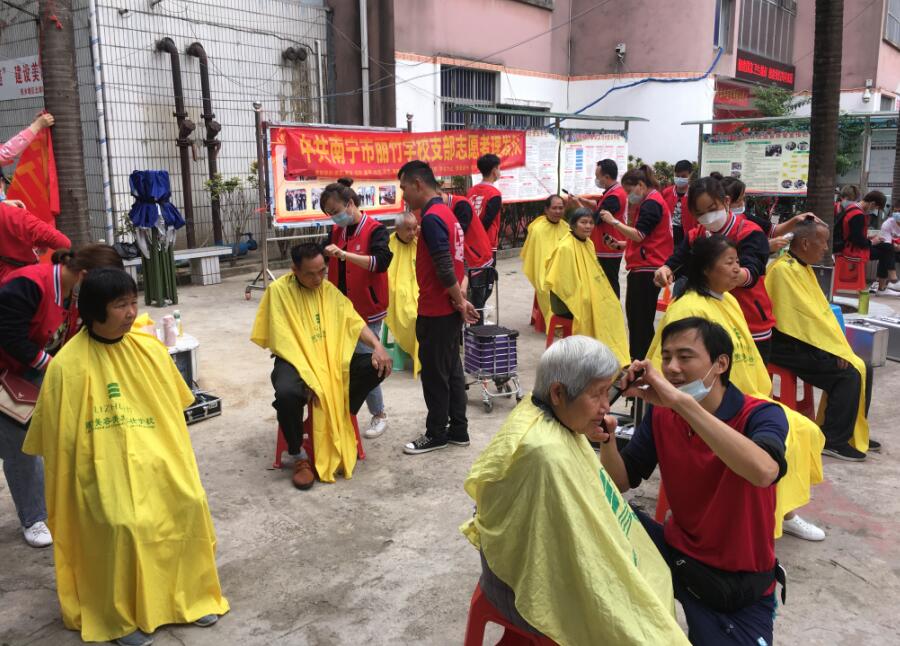 “雷鋒義剪”入社區(qū)，方知南寧美發(fā)學(xué)校哪家好