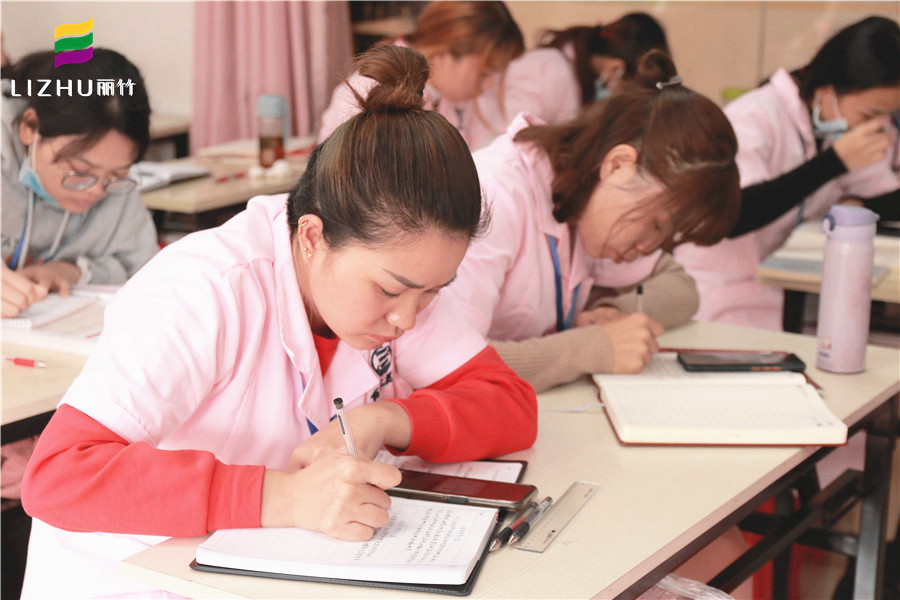 美容師學理論知識的重要性，讓南寧美容培訓班告訴你