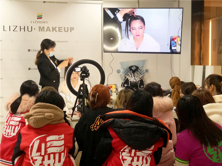 廣西技術(shù)強的化妝學校課堂彩妝作品欣賞