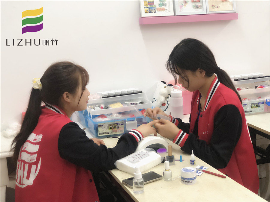 看了這份甲教程，會知道南寧美甲學(xué)校哪家好