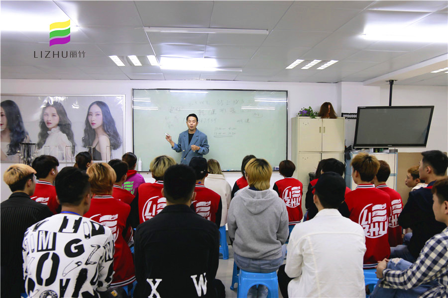 南寧美發(fā)師培訓(xùn)班就業(yè)宣講會(huì)：乾健·形象設(shè)計(jì)沙龍專場