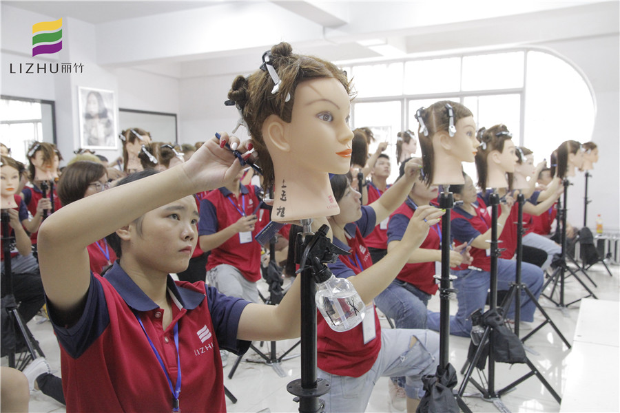 美發(fā)師必會剪發(fā)姿勢，南寧專業(yè)美發(fā)學校來教你