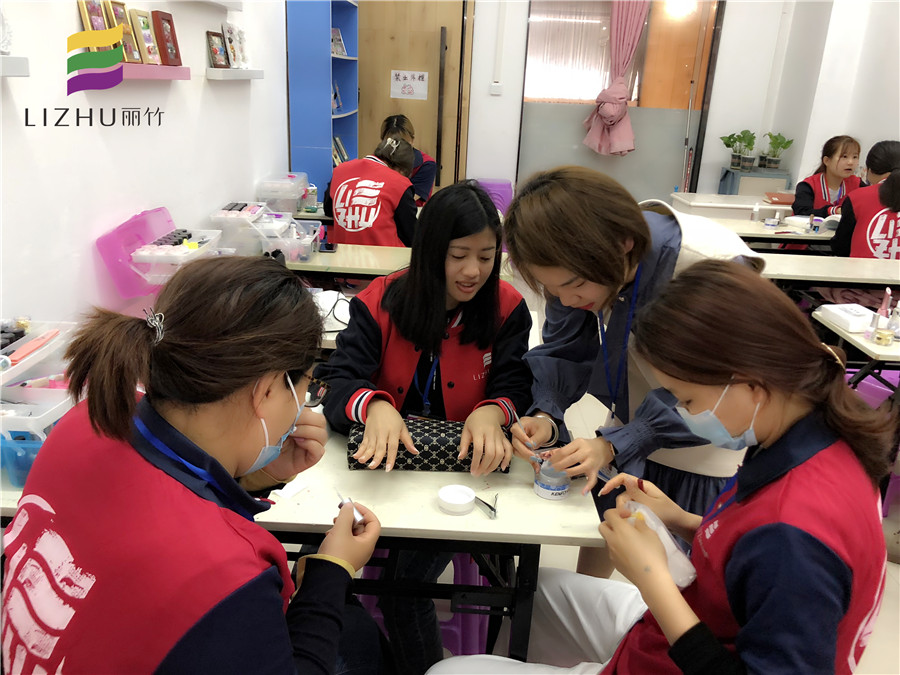 粘貼甲片，廣西美甲培訓(xùn)課程必學(xué)內(nèi)容