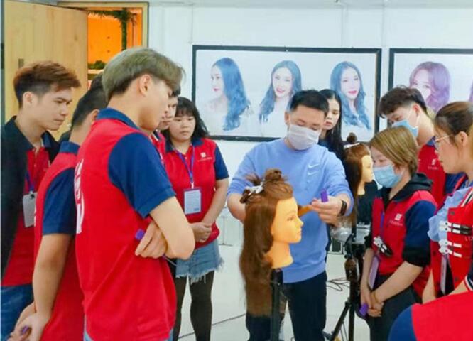 廣西美發(fā)學(xué)校時尚電棒造型班開課，學(xué)員爆滿