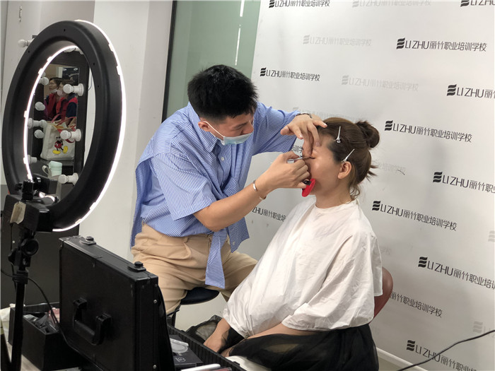 韓式名媛妝容怎么畫？南寧專業(yè)彩妝培訓教你