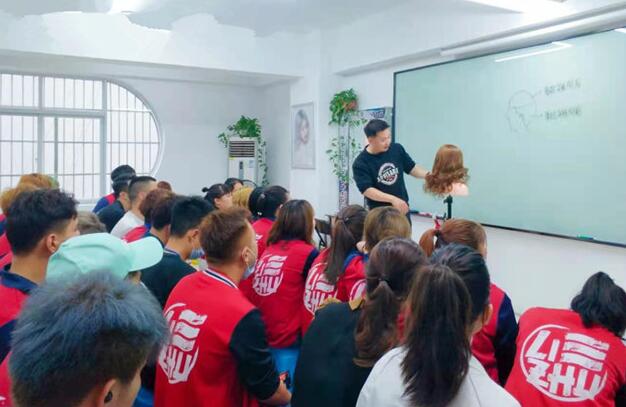 南寧美發(fā)師培訓筆記：電棒常用技法