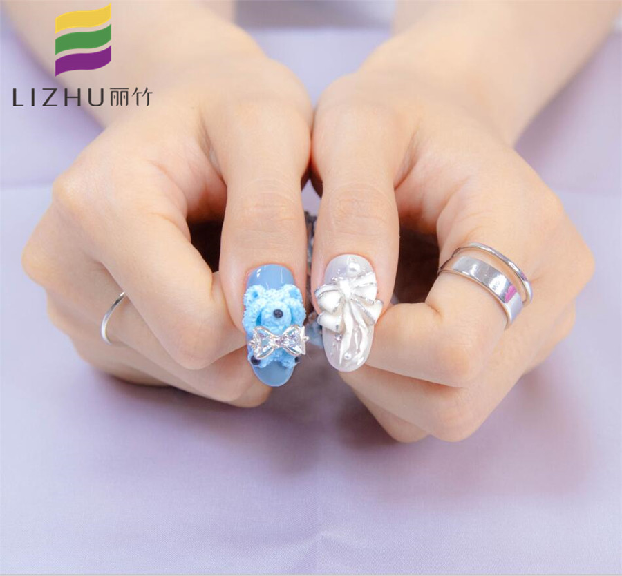 可愛卡通雕花美甲，精湛技法展示廣西美甲學(xué)校哪家技術(shù)好