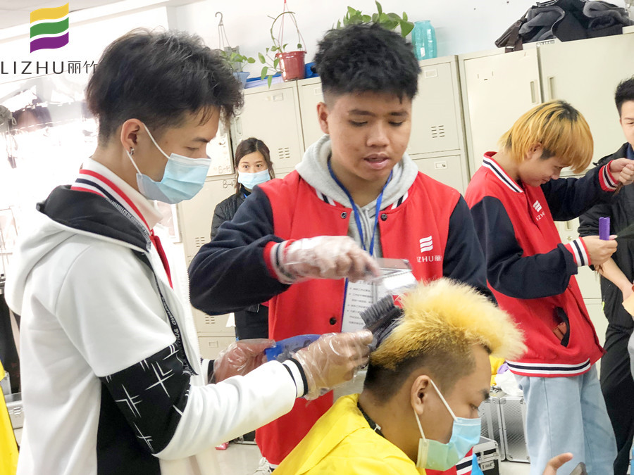 來南寧美發(fā)培訓(xùn)班，學(xué)專業(yè)染發(fā)技術(shù)